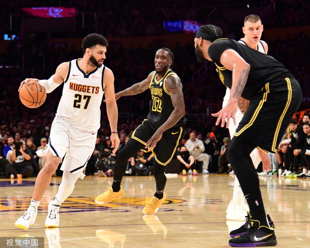 显得有些措 显得有些措